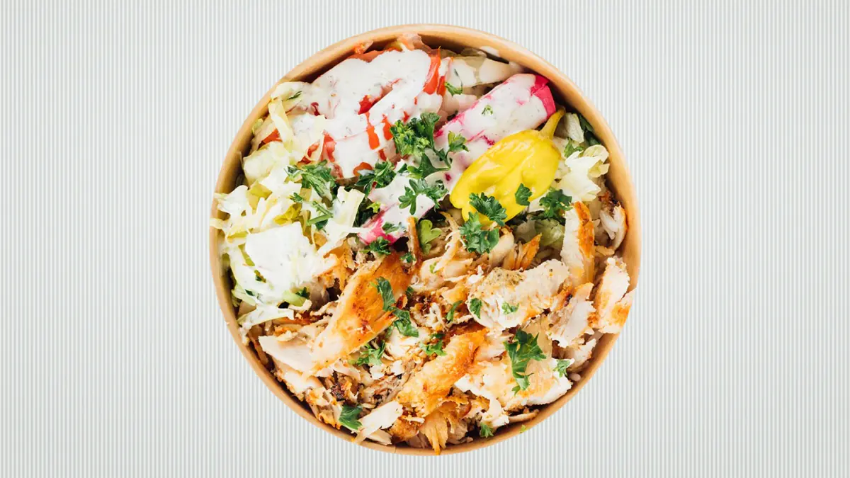 Assiette de shish taouk KHUBZ avec poulet grillé, riz, salade et légumes marinés